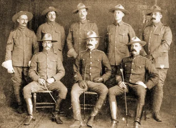 Grupa wolontariuszy w północno-zachodniej policji konnej w Montrealu w Kanadzie. (zdjęcie w sepii)